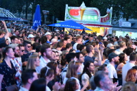 Konzertpublikum mit Eis-Stand im Hintergrund