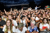 Konzertpublikum mit Crowd-Surfern
