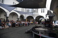 Publikum im Innenhof der Stadtgalerie