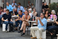 Menschen klatschen im Innenhof der Stadtgalerie