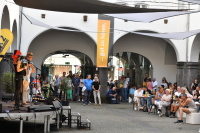 Zwei Künstler mit Publikum