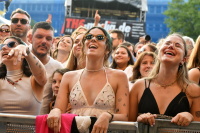 Lachendes Publikum bei Konzert
