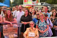 Publikum. Frau hält Schild: Danke für 40 Jahre beste Unterhaltung.