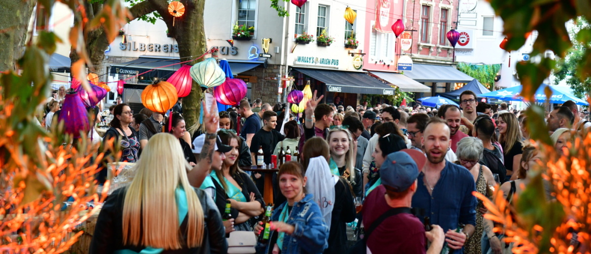 Impressionen vom Altstadtfest-Samstag, 13. Juli 2024: Blaue Lounge am Kaltenbachplatz