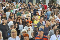 Dicht gefüllter Markt mit Menschen, darunter ein Kind auf den Schultern eines Erwachsenen.