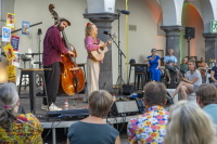 Zwei Musiker treten mit Kontrabass und Gitarre vor Publikum auf.